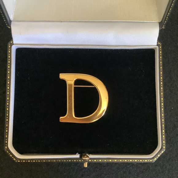 Anna Klein D brooch - Picture 1 of 3